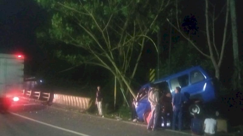 Mobil petepete penyok setelah menabrak tiang listrik di Tanete, Bulukumba, Rabu (17/9/2019) malam.