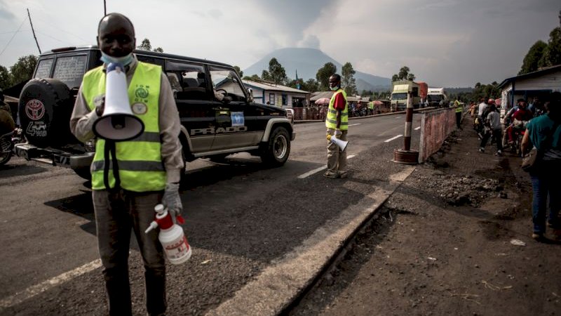 Petugas kesehatan mengkomunikasikan informasi tentang Ebola di jalan antara Butembo dan Goma pada 16 Juli 2019.