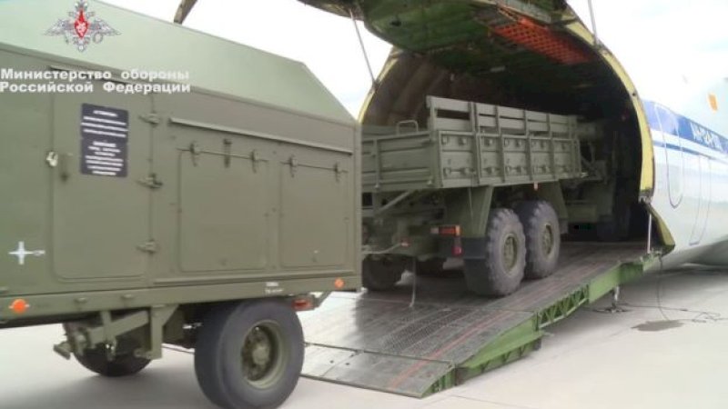 Kementerian Pertahanan Rusia menerbitkan cuplikan komponen pertama dari sistem rudal S-499 yang dikirim ke Turki.