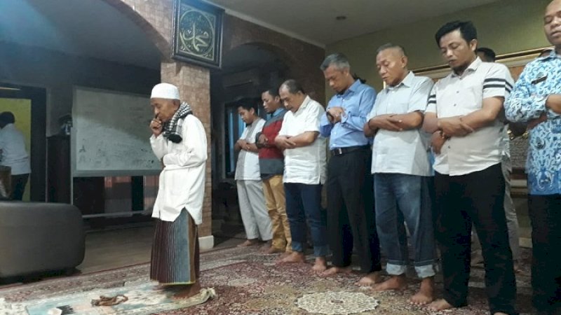 Ilham Arief Sirajuddin salat berjemaah bareng Iqbal Djalil, salah satu balon wali kota, di kediamannya.