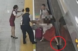 Takut Telat ke Kantor, Wanita Ini Tahan Kereta Api dengan Kakinya