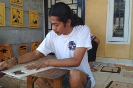 Lukis Wajah di Atas Tripleks, Karya Seniman Gowa Ini Tembus Pasar Mancanegara