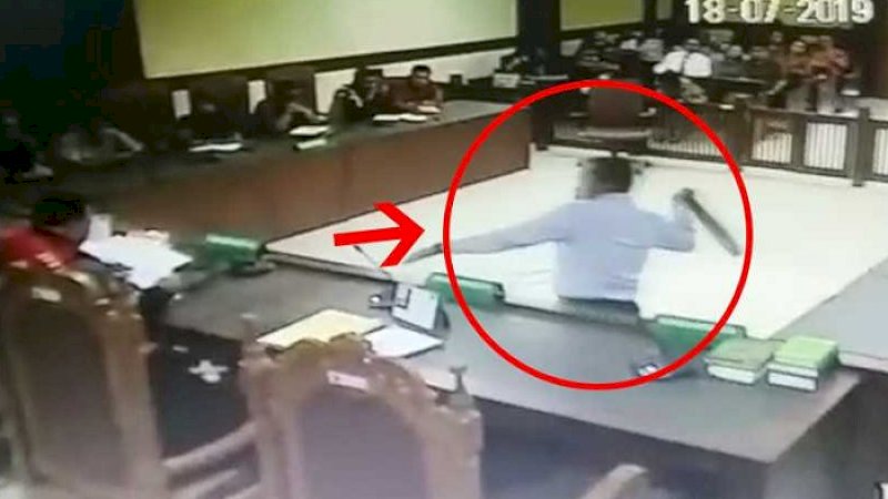 Aksi Desrizal Chaniago yang terpantau kamera.