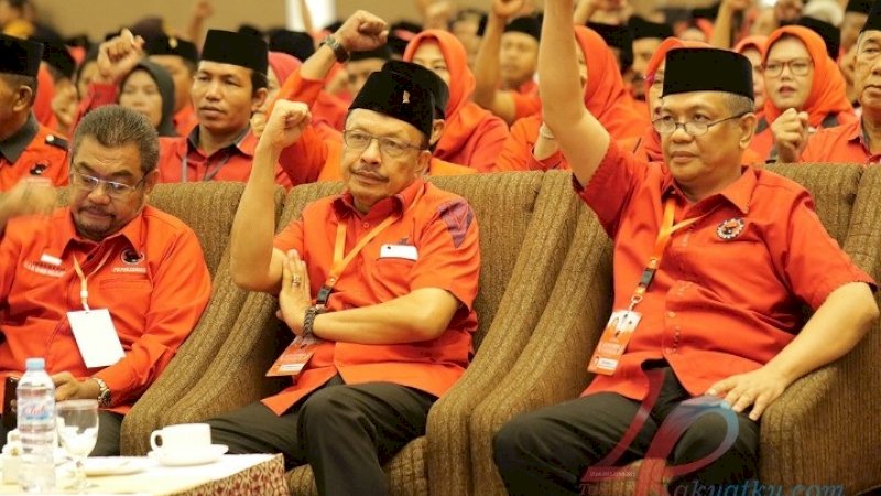 Ketua Bappilu DPD PDI Perjuangan Sulsel, Husain Junaid (kanan) pada konferensi daerah (Konferda) V, Jumat (19/7/2019).