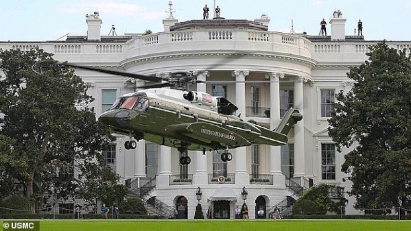 Helikopter Donald Trump sedang diuji coba di Gedung Putih.