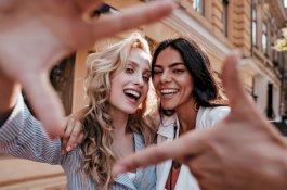 Mengapa Kita Menyalin Orang di Sekitar Kita Tanpa Disadari?