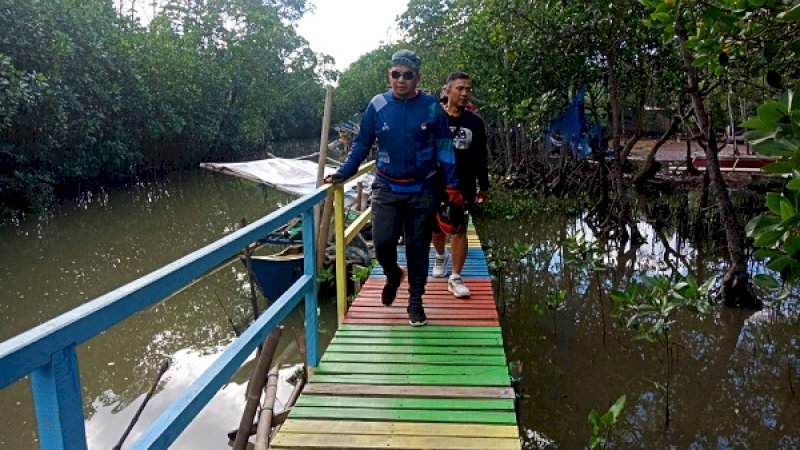 Pj Wali kota Makassar, Iqbal Suhaeb, di Pusat Konservasi Pembibitan Ekoedu Wisata Mangrove, di wilayah Lantebung, Kelurahan Bira, Kecamatan Tamalanrea, Sabtu (20/7/2019).