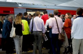 Rambut Penumpang Terjepit di Pintu, Kereta Telat Berangkat
