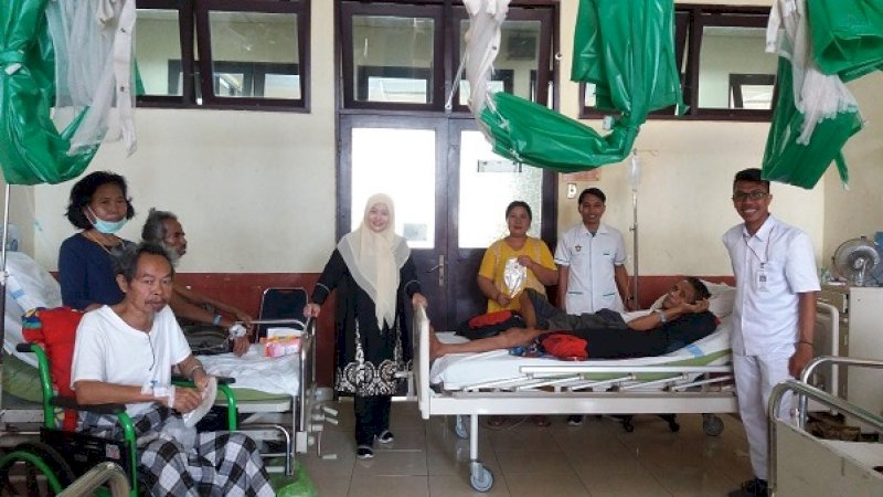 Pengabdian masyarakat melalui Lembaga Pengabdian Pada Masyarakat (LPPM) Unhas di ruang Lontara 2, depan ruang bedah digestif Rumah Sakit Wahidin Sudirohusodo, Sabtu (20/7/2019).

