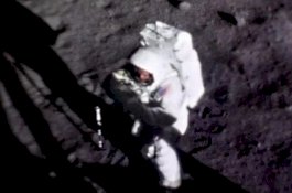 Baru Dirilis, Foto Wajah Neil Armstrong di Bulan