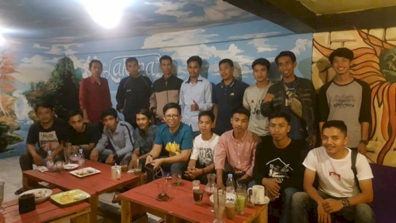 Silaturahmi komunitas Pabeta dengan Tomy Satria Yulianto di Cafe Lakuna, Kota Bulukumba, Sabtu malam (20/7/2019).