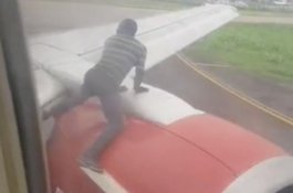 Seorang Pria Melompat ke Sayap Pesawat Menjelang Lepas Landas