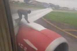 Video Detik-Detik Pria Nigeria Panjat Sayap Pesawat Jelang Lepas Landas