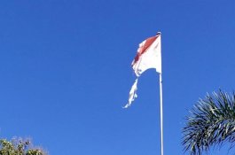 Miris, Merah Putih Terkoyak di Taman Makam Pahlawan Barru