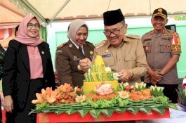 Wali Kota Palopo Potong Tumpeng di Hari Adhyaksa Ke-59