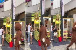 Pakai Kostum Beruang Pria Ini Hendak Kejutkan Pacar, Sayang Dia Pergoki Dirangkul Pria Lain