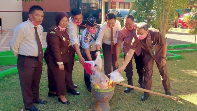 Kejaksaan Negeri Jeneponto hanya butuh pot bunga dan korek api untuk memusnahkan barang bukti 45 kasus kriminal, Senin (22/7/2019).