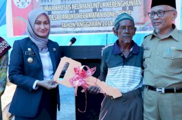 Bupati Lutra Serahkan 50 Unit Rumah Khusus untuk Nelayan
