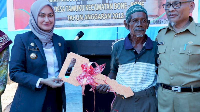 Bupati Lutra Serahkan 50 Unit Rumah Khusus untuk Nelayan