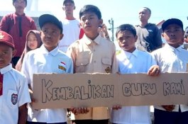 Guru Honorer Ikut Ditahan, Murid-murid Berdemonstrasi: 