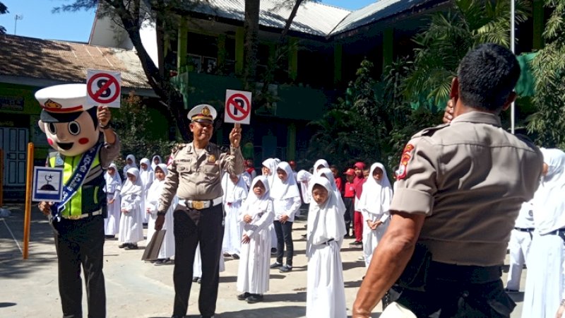 Meski Masih Usia Dini, Anak SD di Gowa Diajarkan Tertib Lalu Lintas