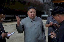 Kim Jong Un Pamer Kapal Selam Baru Korea Utara