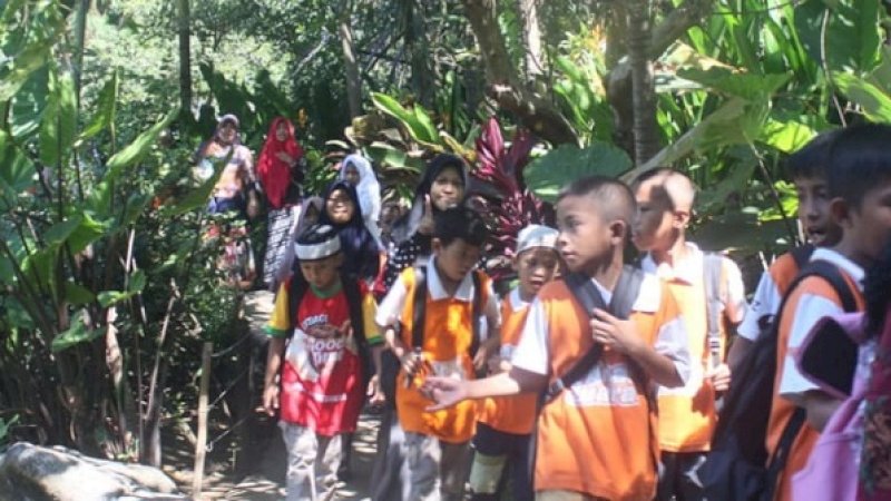 Anak-anak tumpah ruah di taman bermain Gowa Discovery Park, Jalan Tumanurung Benteng, Kabupaten Gowa, Sulawesi Selatan, Selasa (23/7/2019). 