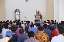Salat Zuhur Bersama Mahasiswa Unismuh, Wagub Sulsel Bawakan Kultum