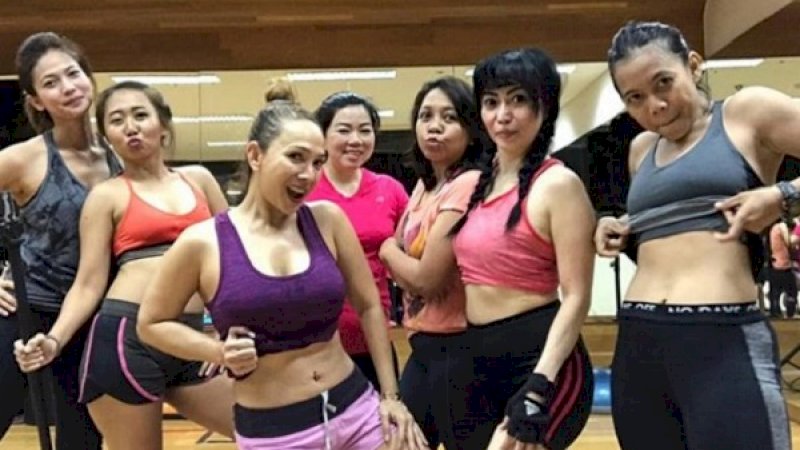 Kiki Fatmala (depan) dan teman-teman gym-nya.