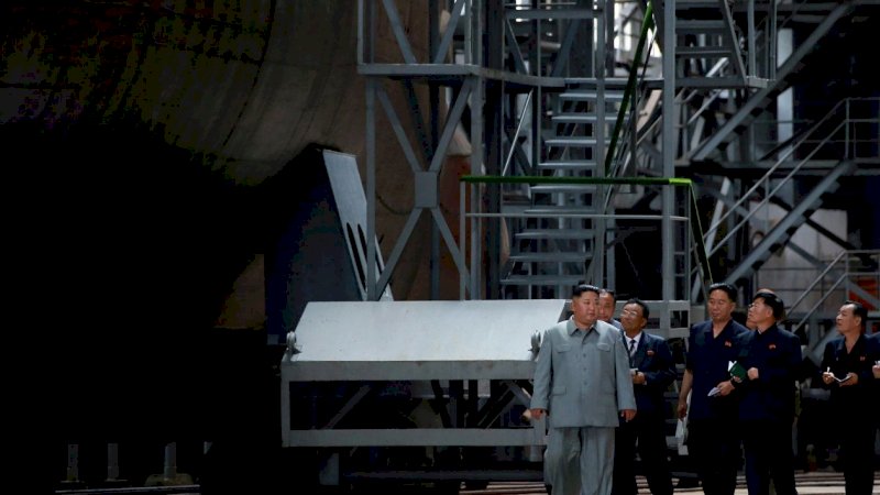 Pemimpin Korea Utara Kim Jong Un memeriksa kapal selam yang baru dibangun. (Foto: KCNA / KNS / REUTERS)