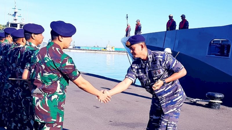 Komandan Lantamal VI (Danlantamal VI) Laksamana Pertama TNI Hanarko Djodi Pamungkas memimpin langsung pelepasan KRI Tatihu-853 di Dermaga Layang Mako Lantamal VI, Rabu (24/7/2019).