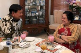 Sambil Minum Es Kelapa Muda, Begini Akrabnya Pertemuan Megawati-Prabowo