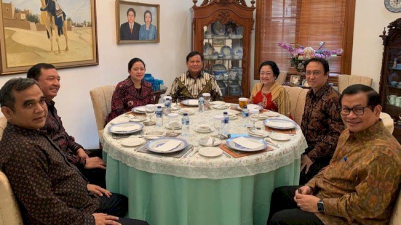 Ketua Umum PDIP, Megawati Soekarnoputri menyambut hangat Ketua Umum Partai Gerindra Prabowo Subianto di kediamannya, Rabu (24/7/2019). 