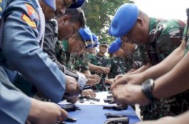 Prajurit Pomal Lantamal VI Asah Keterampilan Bongkar Pasang Pistol