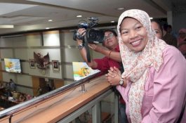 Senyum Lebar Baiq Nuril Usai Utut Adianto Ketuk Palu Sidang