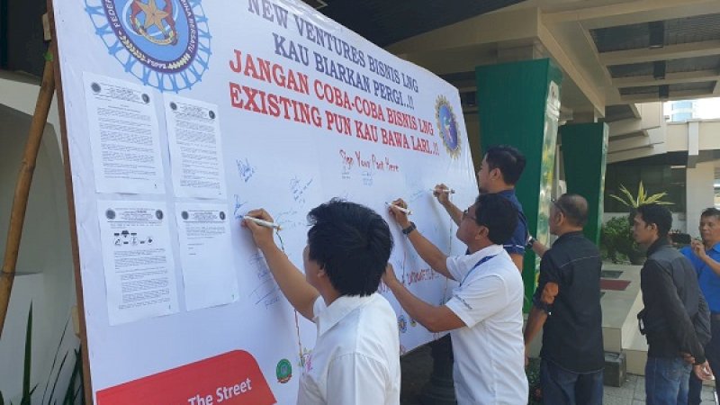 Aksi damai penandatanganan petisi di halaman kantor Pertamina MOR VII, Jalan Garuda Makassar, Kamis (25/7/2019).