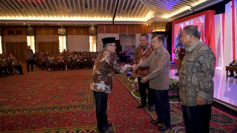 Penghargaan diserahkan oleh Wakil Presiden Republik Indonesia, Jusuf Kalla (JK), dalam pembukaan Rapat Koordinasi Nasional (Rakornas) Pengendalian Inflasi di Jakarta, Kamis (25/7/2019).