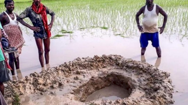 Meteorit Jatuh di Tengah Sawah saat Petani Bekerja