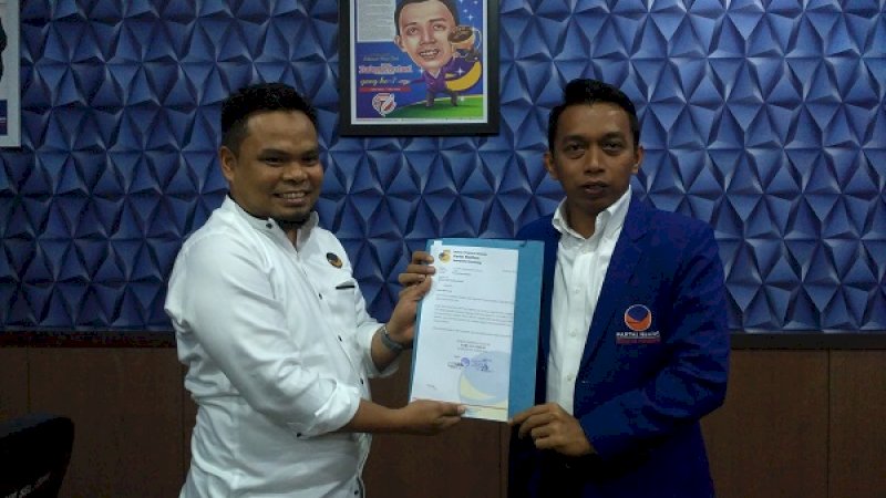 Ketua DPD Nasdem Enrekang, Asman (kiri) menyetor calon Wakil Ketua 1 DPRD Enrekang ke DPW Nasdem Sulsel ke Sekretaris Nasdem Sulsel, Syaharuddin Alrif, Jumat (26/7/2019). 