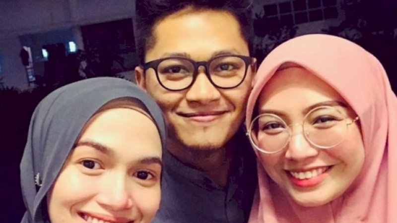 Khuzatul Atiqah (kanan) dan Nur Fathonah mengapit suami mereka.