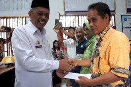 Bagi Insentif di Wara Selatan, Sekda: RT, RW dan LMPK Harus Jadi Juru Damai