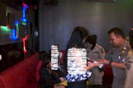 Dikeliling Wanita di THM, Mantan Wabup di Sulbar Sembunyi di Toilet saat Digerebek BNN