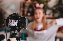 Vlogger Ini Tewas saat Siaran Langsung Makan Kelabang, Laptopnya Masih Mode Live