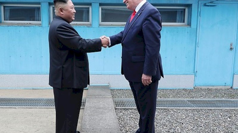 Kim Jong Un dan Donald Trump bertemu di DMZ