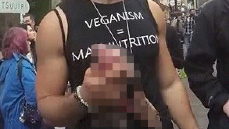 Aktivis Vegan Nekat Makan Tupai Mentah Demi Protes