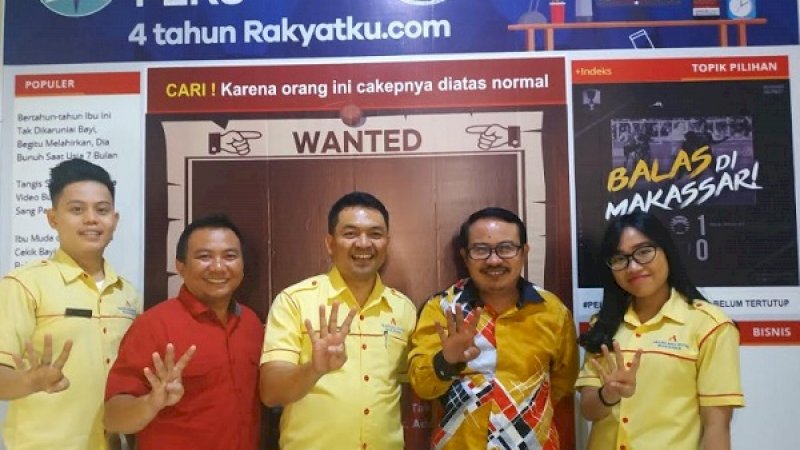 General Manager Grand Asia Hotel, Antonius  (tengah) didampingi Sales Executive, Lucky (kiri) dan Sales Manager, Putri (kanan), diterima Dirut PT Lintas Muda Intermedia, Subhan Yusuf (kedua kanan) dan Wadir, Aswin Amin (kedua kiri). 