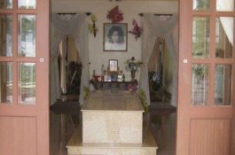 Kisah Luar Biasa di Balik Vila yang Memiliki Makam di Ruang Tamu