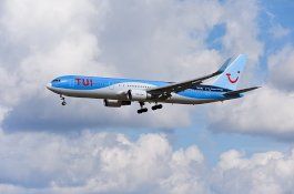 Pesawat Mendarat Darurat Karena Penumpang Ludahi Wajah Istrinya