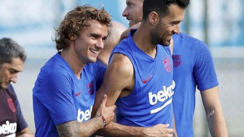 Antoine Griezmann dan Sergio Busquets. (Foto: Reuters)