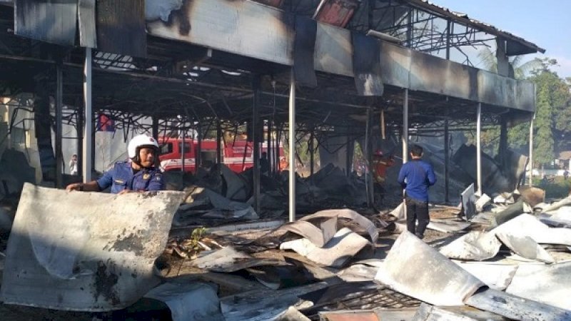 Personel Pemadan Kebakaran Gowa, mengumpulkan puing-puing sisa-sisa kebakaran kamar indekos di kompleks Eks Pabrik Kerta Gowa.